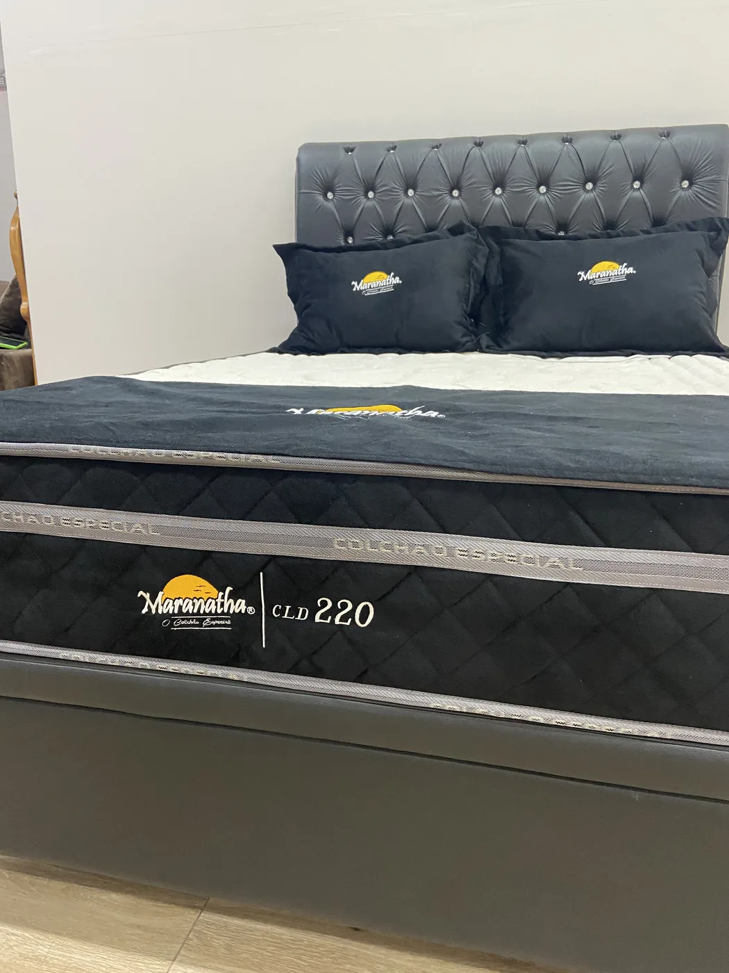 Colchão Maranatha CLD 220 preto em exposição