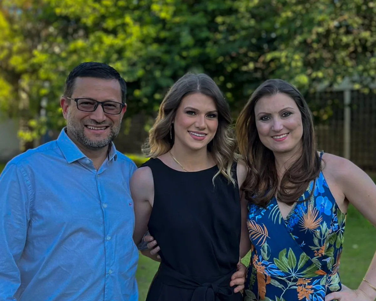 Três integrantes da família Maranatha juntos ao ar livre