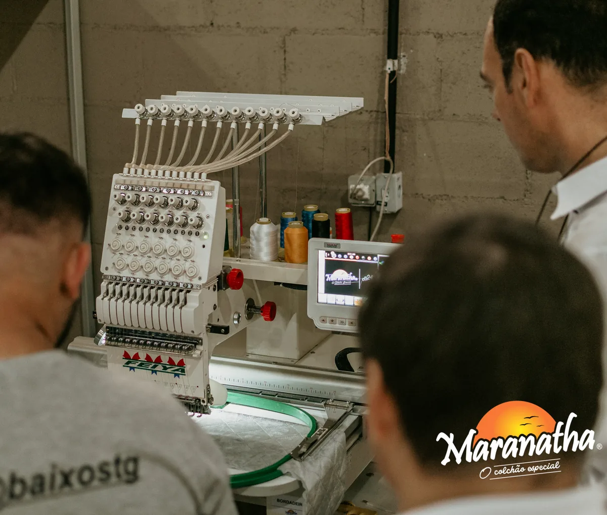 Máquina de bordado em uma etapa da fabricação Maranatha